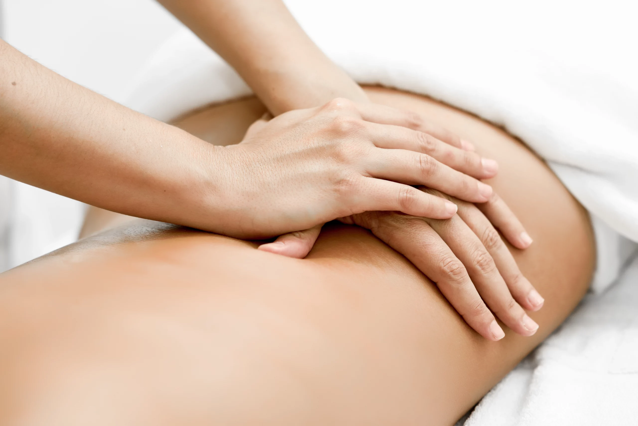 Digipuncture et soin bien-être à Genève Massage relaxant sur le dos, illustrant une séance de digipuncture douce à Genève