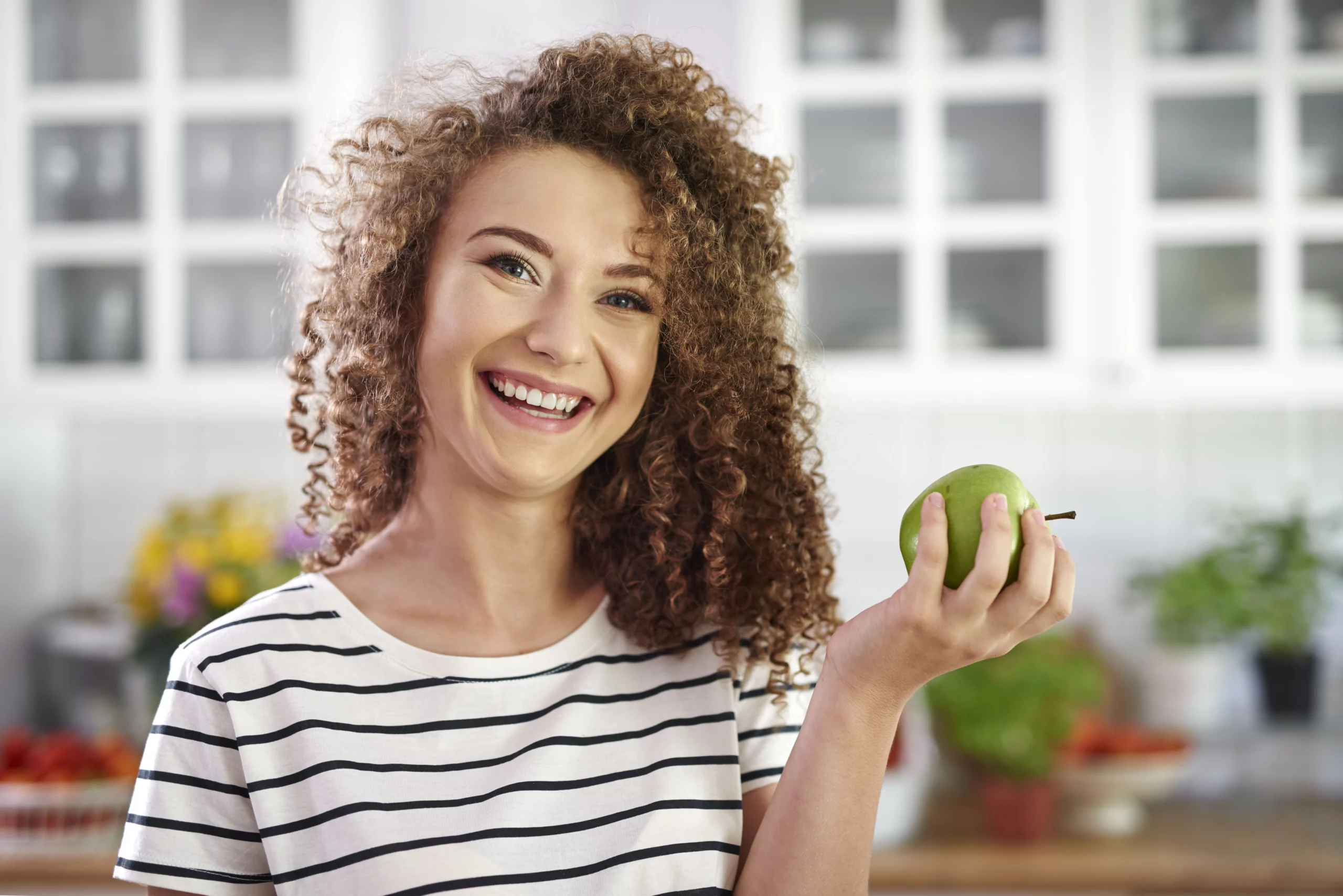 Résultats visibles — retour d’énergie à Montreux Femme souriante consommant une salade — conseil en micronutrition Montreux pour minceur